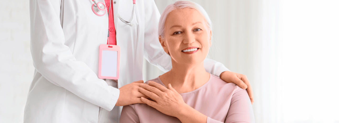 Paciente mulher ao lado de médica ginecologista