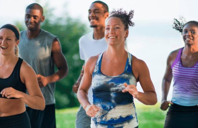 Grupo de pessoas praticando atividade física