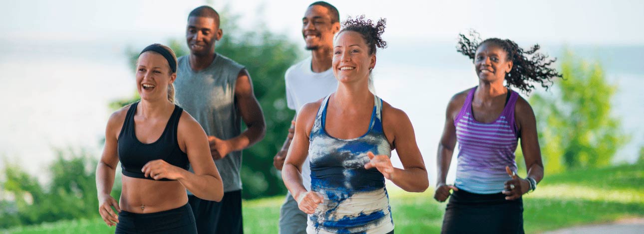 Grupo de pessoas praticando atividade física