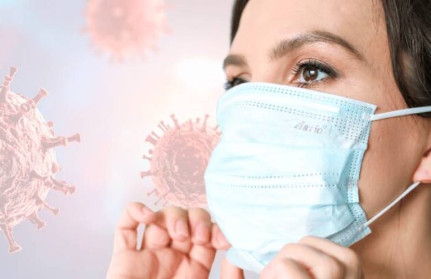 Mulher usando uma máscara protetora contra vírus