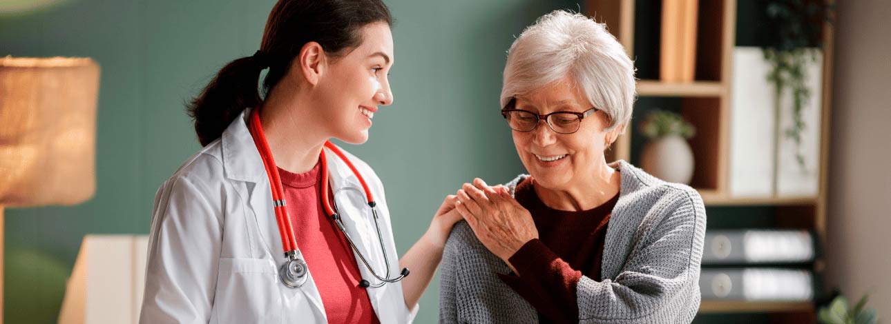 Paciente idosa conversando com uma médica