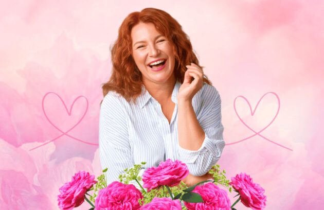 Mulher de meia idade sorrindo com cenário decorativo