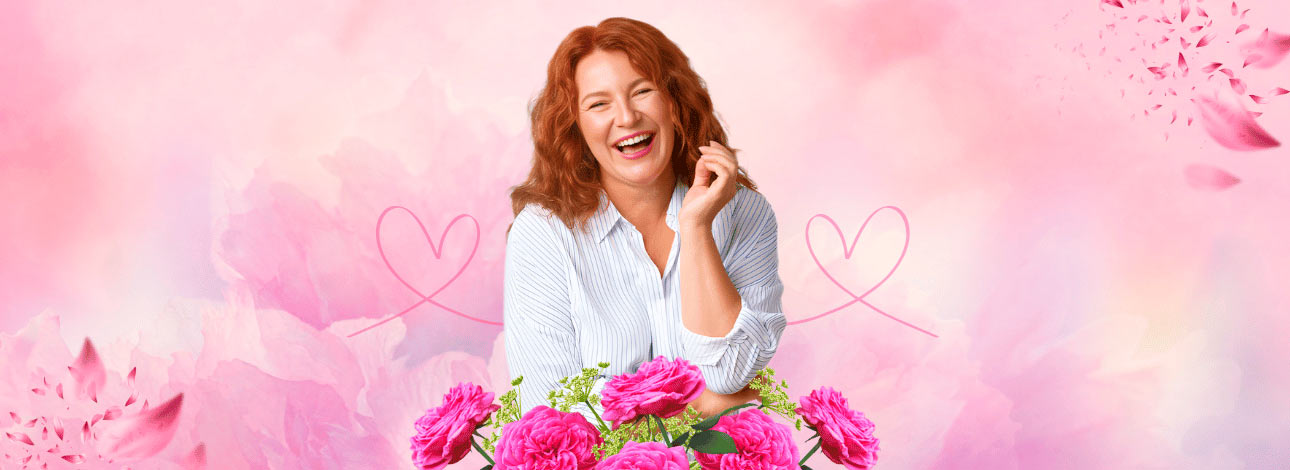 Mulher de meia idade sorrindo com cenário decorativo