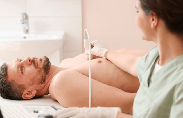 Médica realizando um ultrassom em paciente masculino