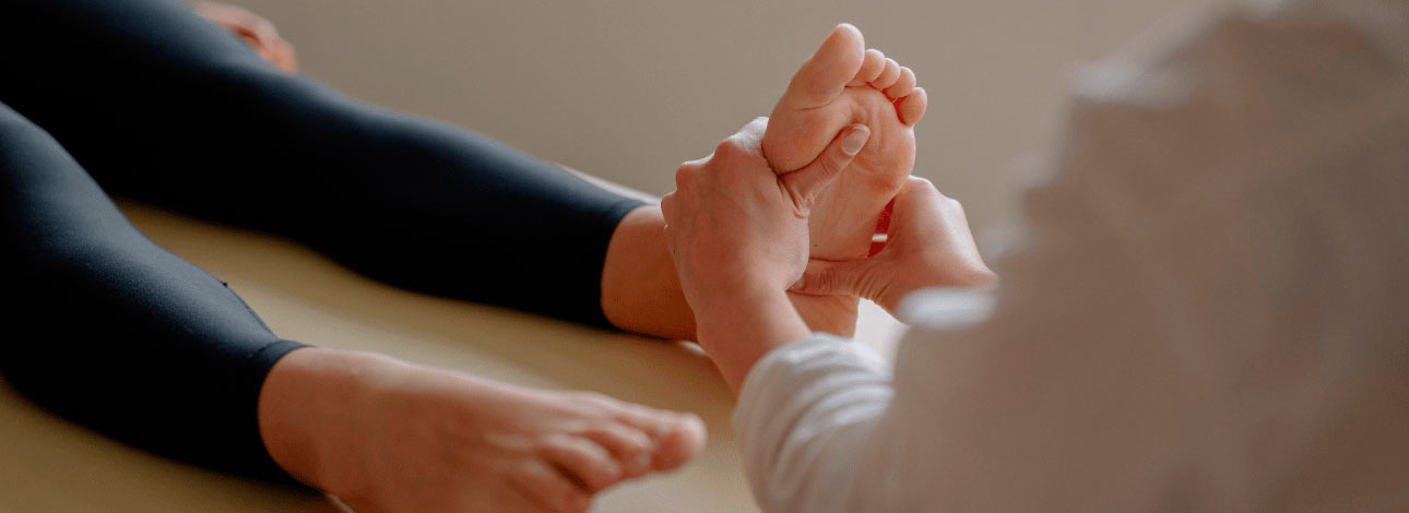 Pessoa recebendo massagem nos pés