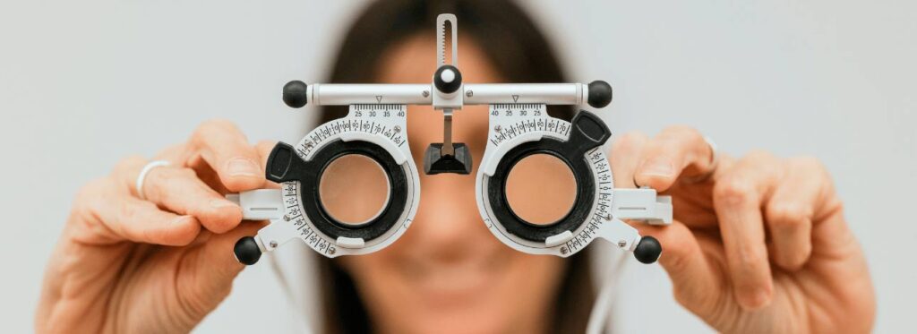 Oftalmologista feminina segurando armação de teste para exame oftalmológico