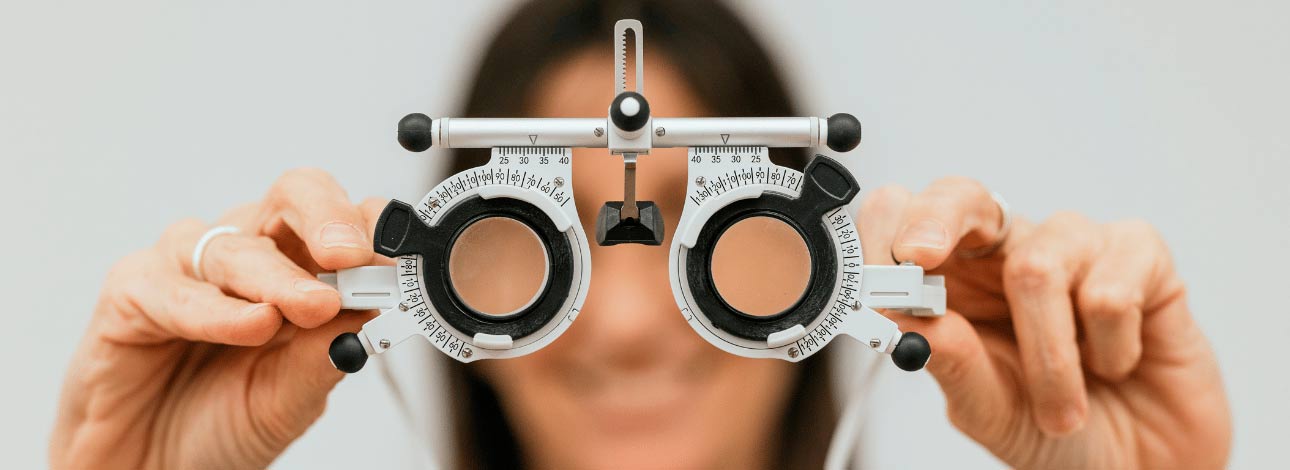 Oftalmologista feminina segurando armação de teste para exame oftalmológico