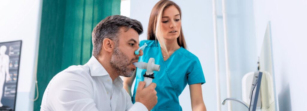 Homem realizando exame de espirometria