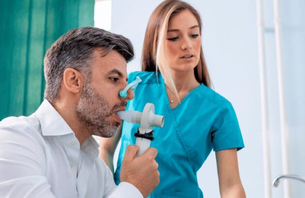 Homem realizando exame de espirometria