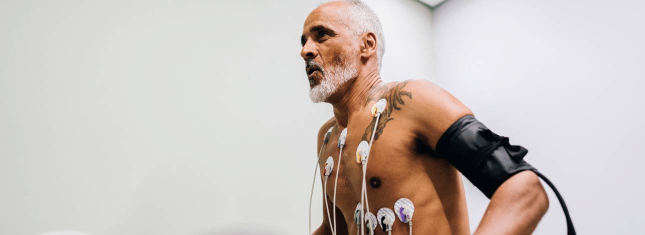 Homem realizando o teste ergométrico para o coração