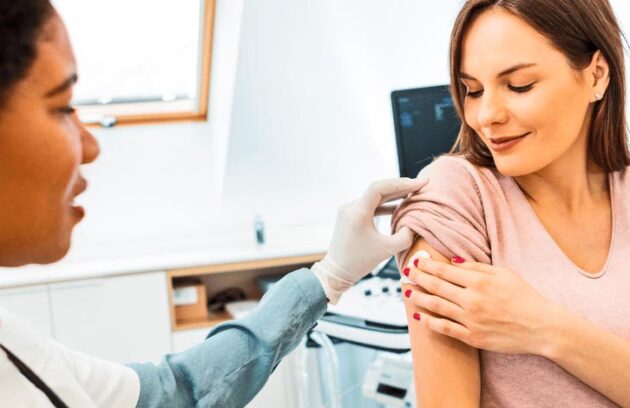 Paciente sendo vacinada por uma médica