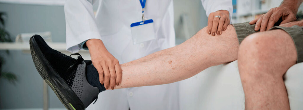Médico avaliando a mobilidade e saúde circulatório de um paciente