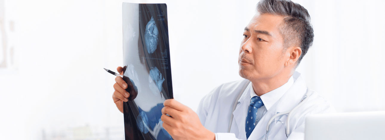 Médico radiologista analisa um exame de Raio-X