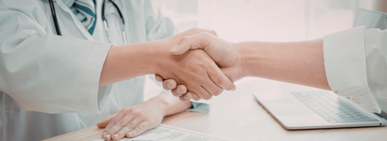 Médicos em cumprimento de mãos