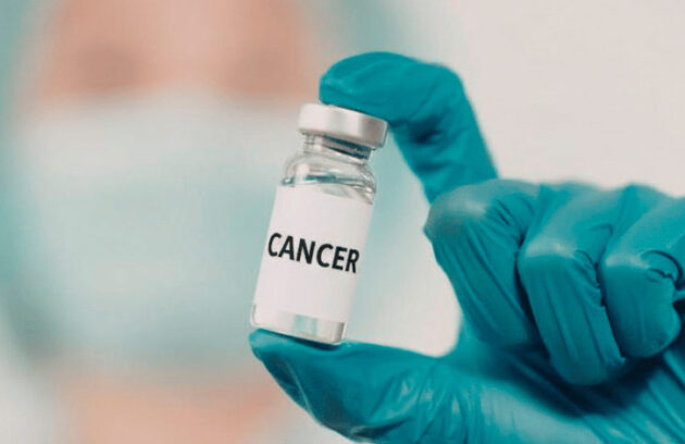 Médico segurando um frasco de vacina contra o câncer