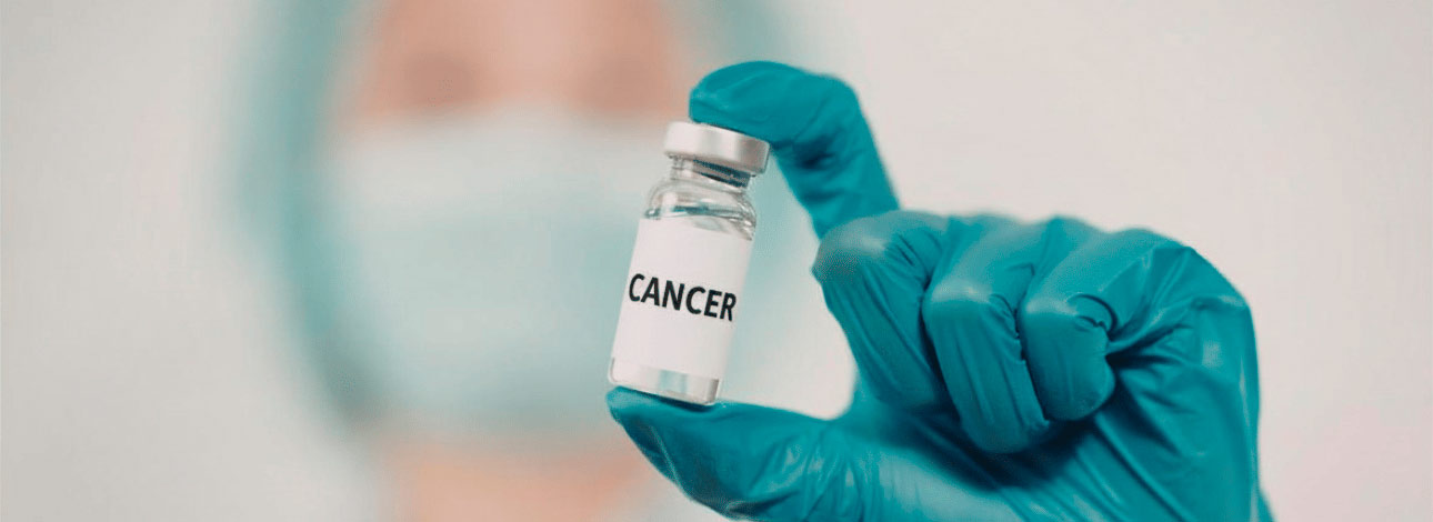 Médico segurando um frasco de vacina contra o câncer