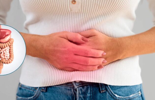 Mulher com as mãos na barriga representando câncer de cólon em jovens