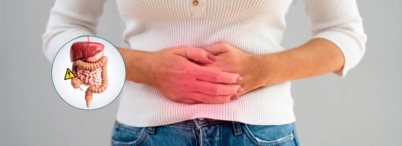 Mulher com as mãos na barriga representando câncer de cólon em jovens