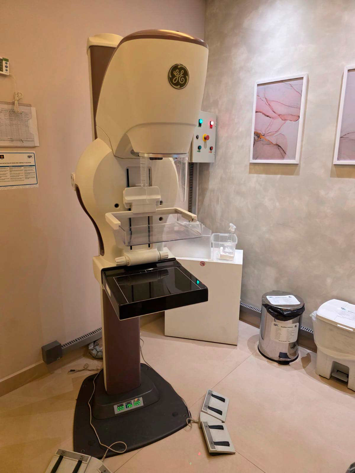 Mamógrafo GE Senographe Crystal Nova à venda - vista frontal