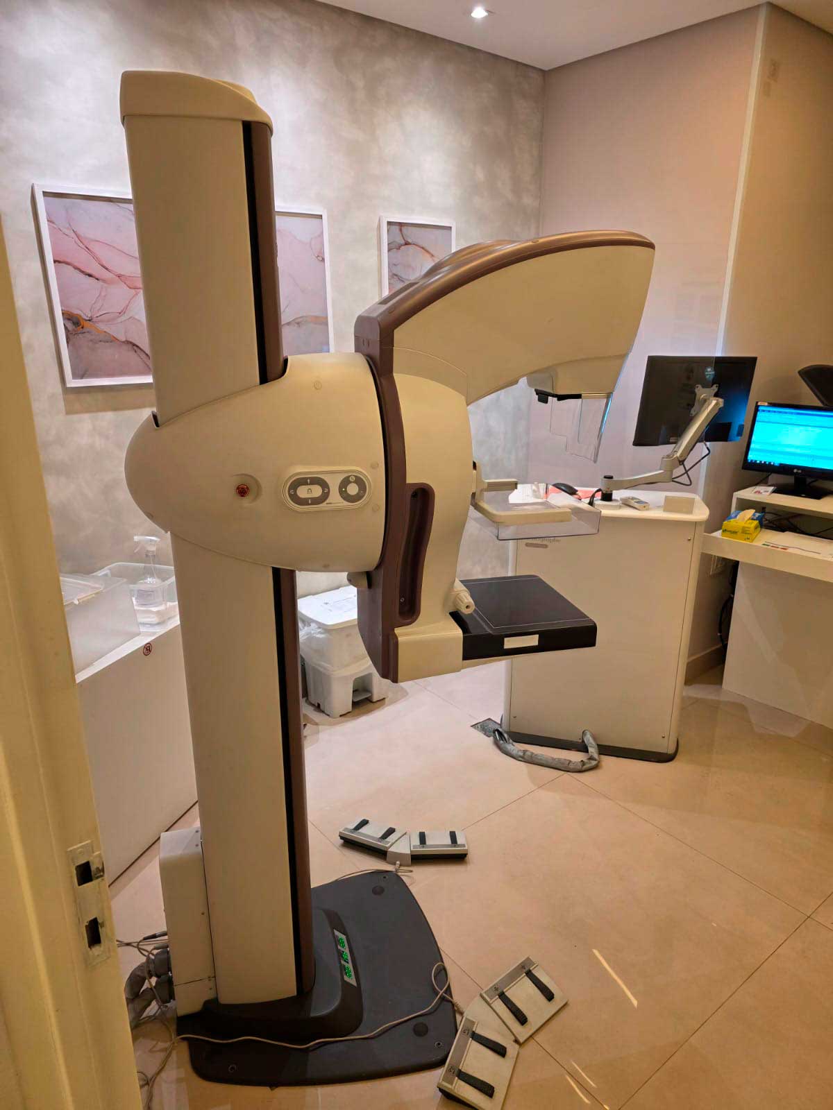 Mamógrafo GE Senographe Crystal Nova à venda - vista lateral