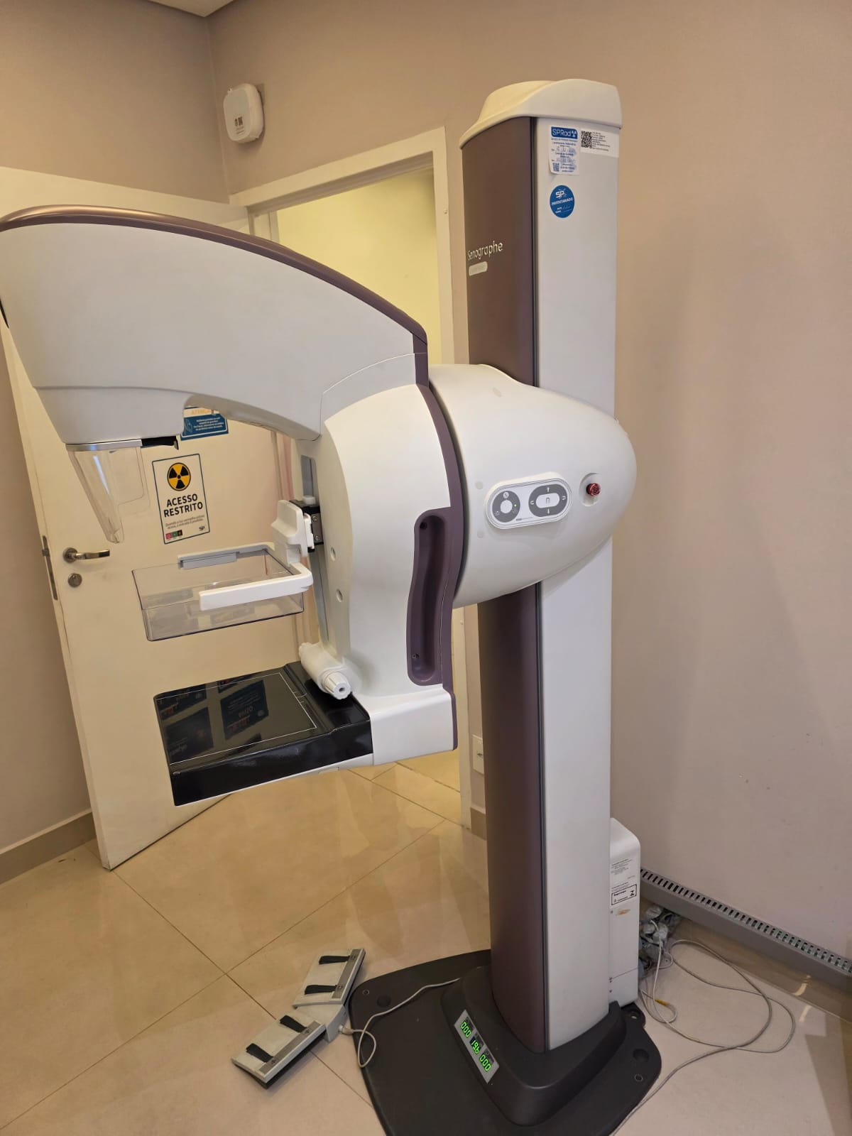 Mamógrafo GE Senographe Crystal Nova à venda - detalhe do equipamento