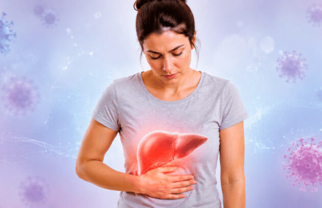 Mulher com a mão na barriga em referência à hepatite