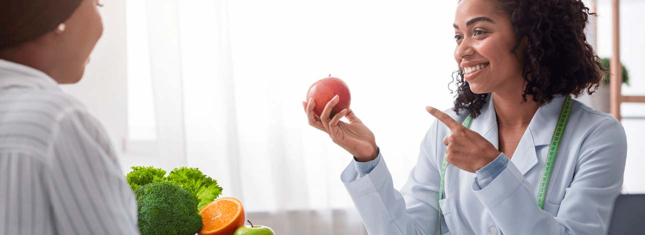 Nutricionista em atendimento com um paciente