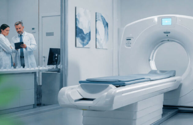 Médicos analisando resultado de um exame de tomografia computadorizada
