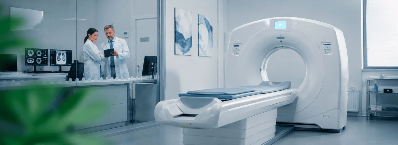 Médicos analisando resultado de um exame de tomografia computadorizada