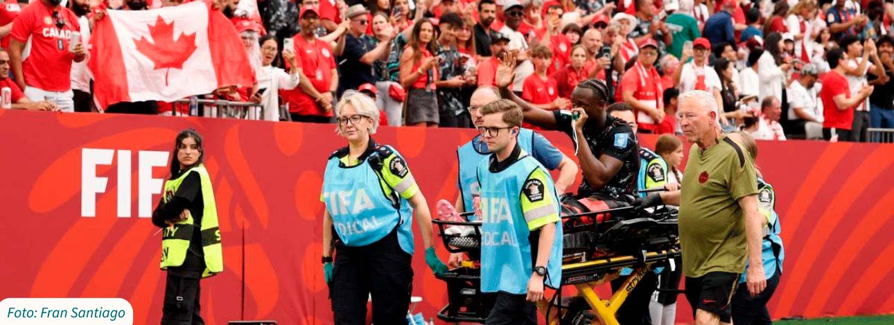 Jogador do Canadá, Koné, saindo de maca após sofrer uma fratura na perna