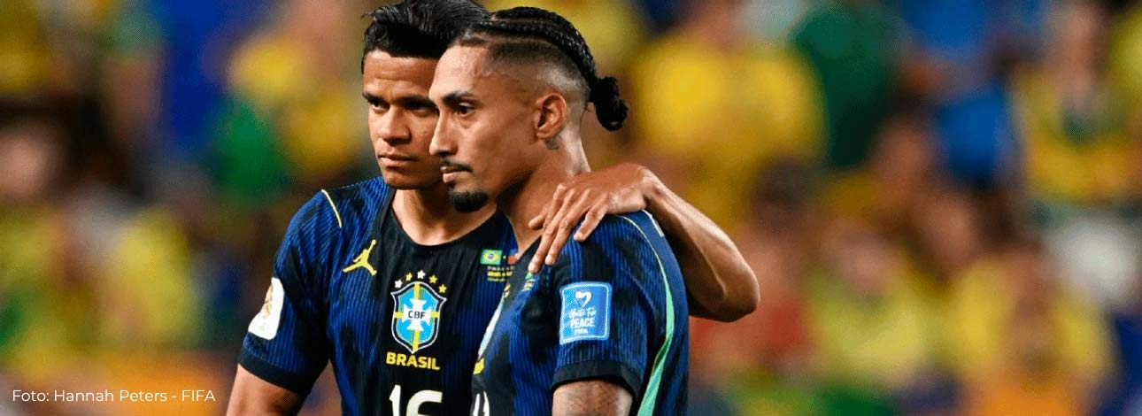 Jogador Raphinha e Douglas Santos, da Seleção Brasileira