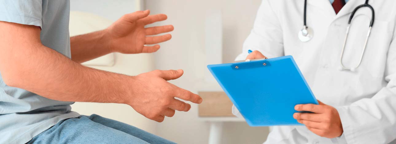 Paciente masculino em consulta com médico