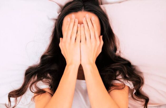 Mulher retratando problemas para dormir