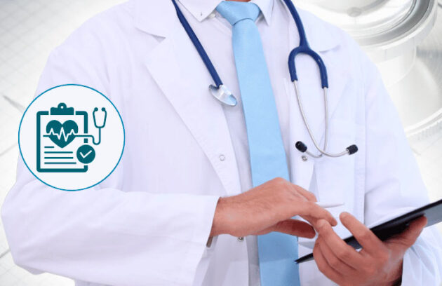 Médico com uma prancheta na mão