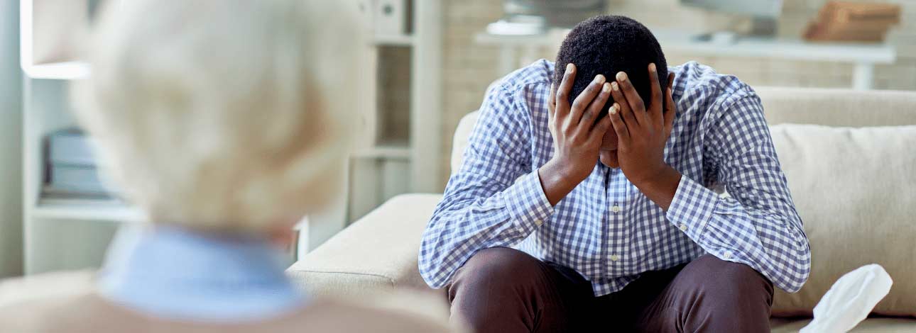 Paciente em consulta com especialista devido à vício em apostas