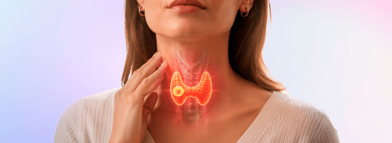 Mulher com a mão no pescoço indicando um nódulo na tireoide