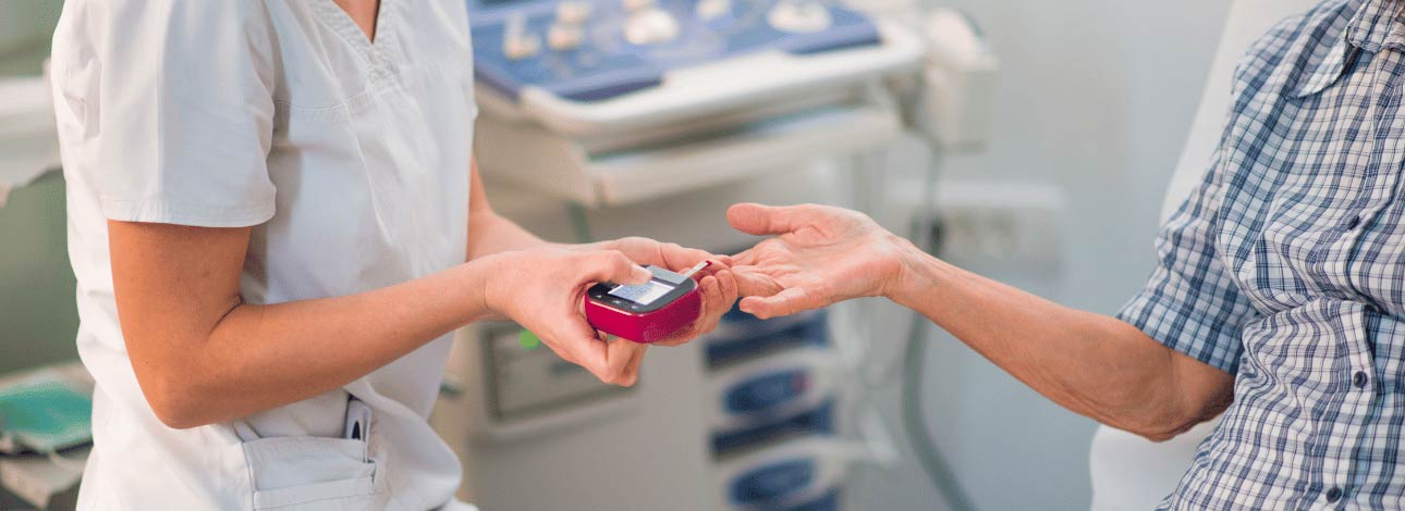 Médico especialista aferindo o nível de diabetes de um paciente