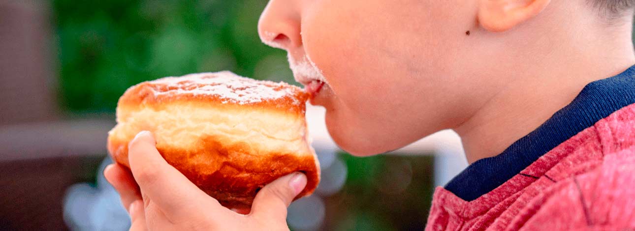 Criança consumindo alimento doce