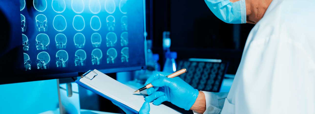 Médico analisando estudo do cérebro
