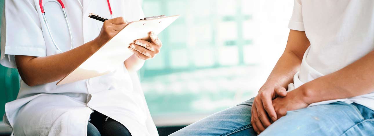 Paciente em consulta com médico